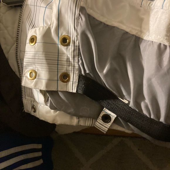 Empyre snowboarding jacket never worn and flawless. - Picture 15 of 16